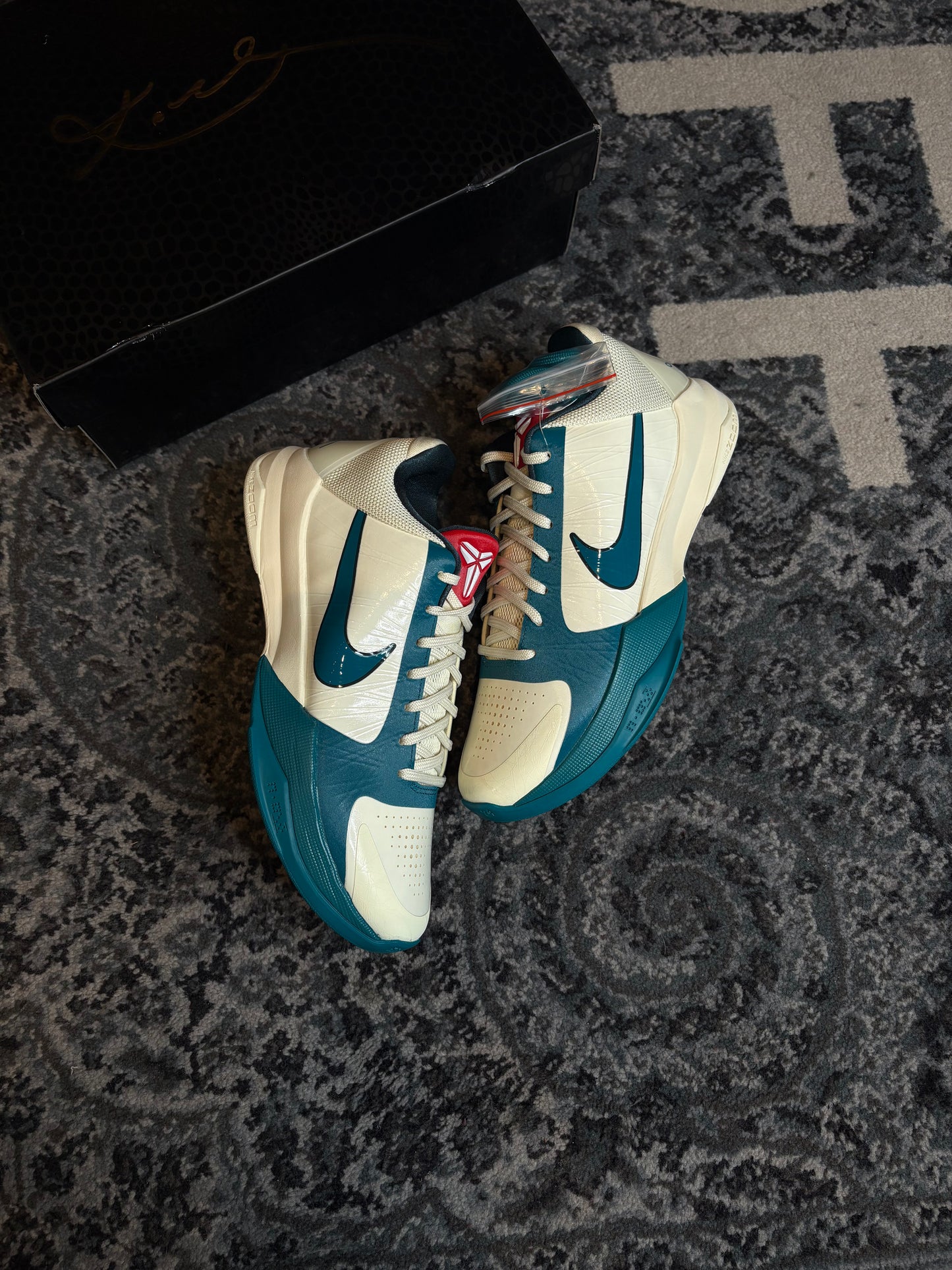Kobe 5 Protro “Caitlin Clark Coconut Milk Spruce” Ds Og Size 9