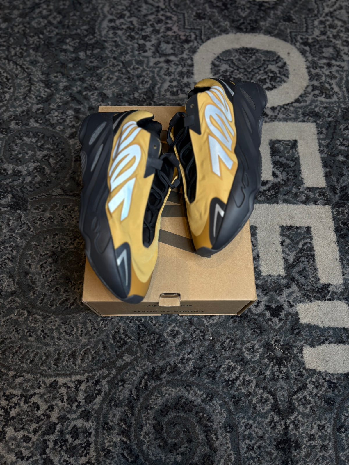 Yeezy 700 MNVN “Honey Flux” Ds Og Size 8