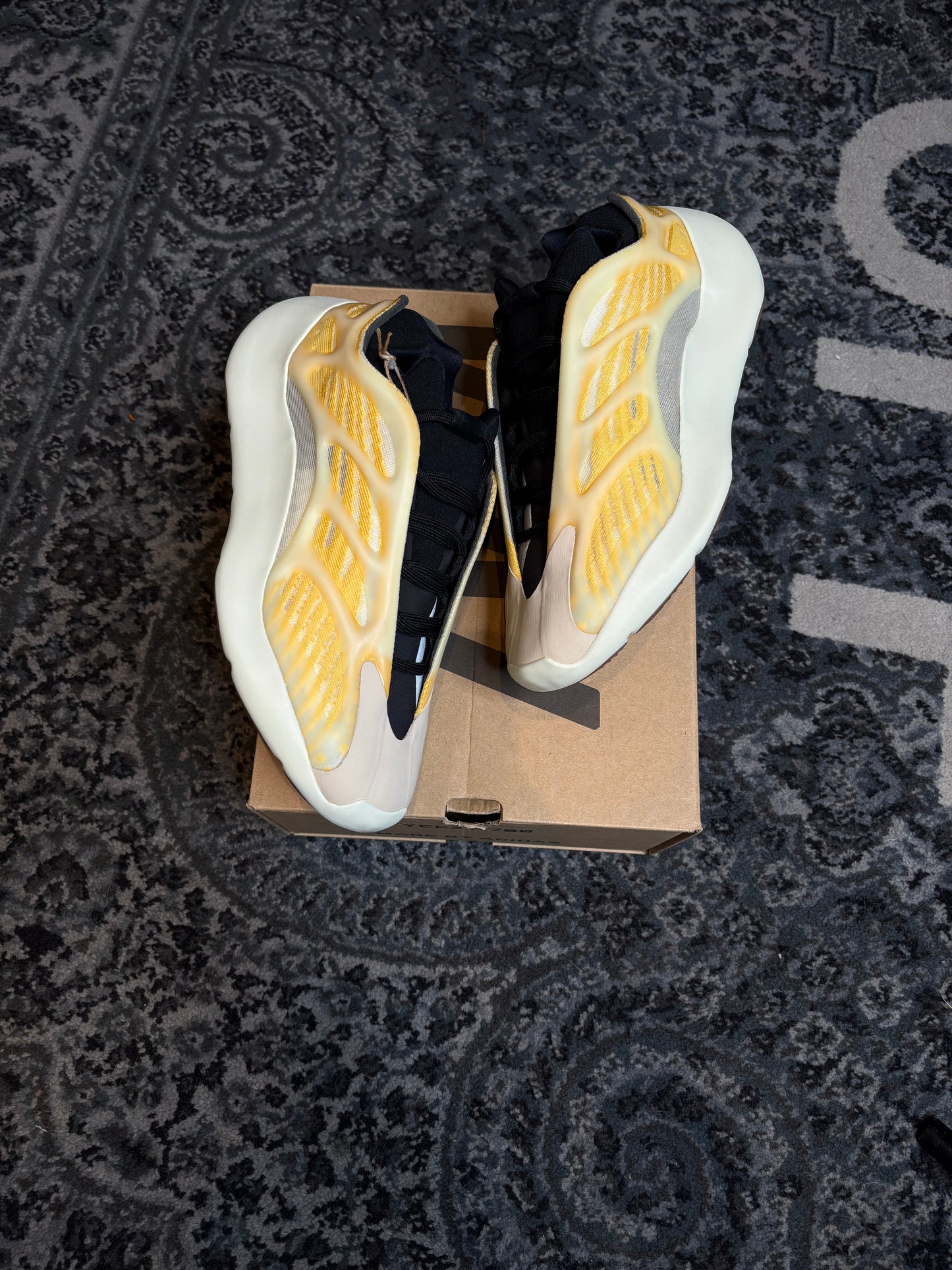Yeezy 700 V3 “Mono Safflower” Ds Og Size 8