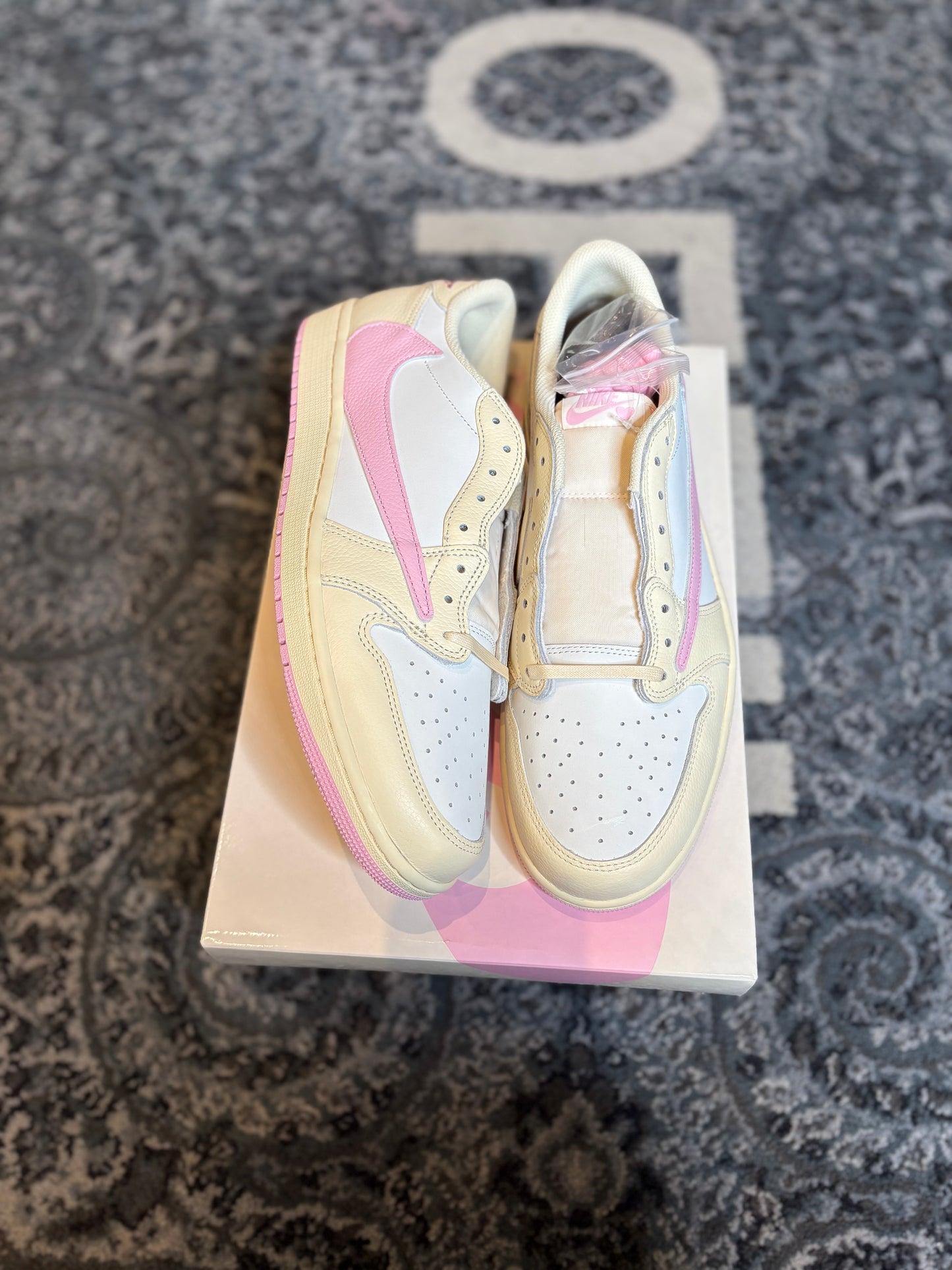 Jordan 1 Retro Low “Travis Scott Shy Pink” DS OG