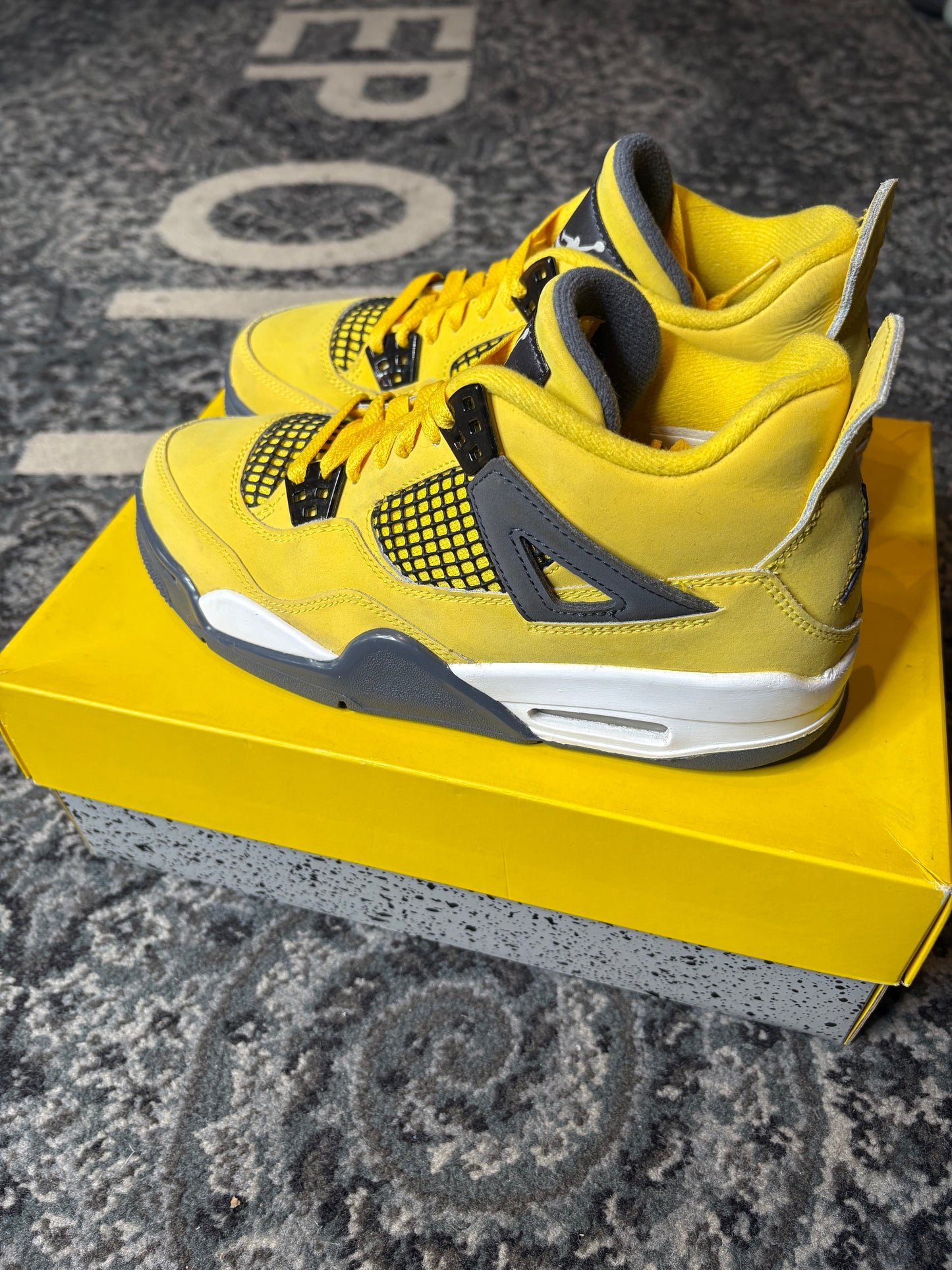 Jordan 4 Retro “Lightning” Clean Og Size 6y