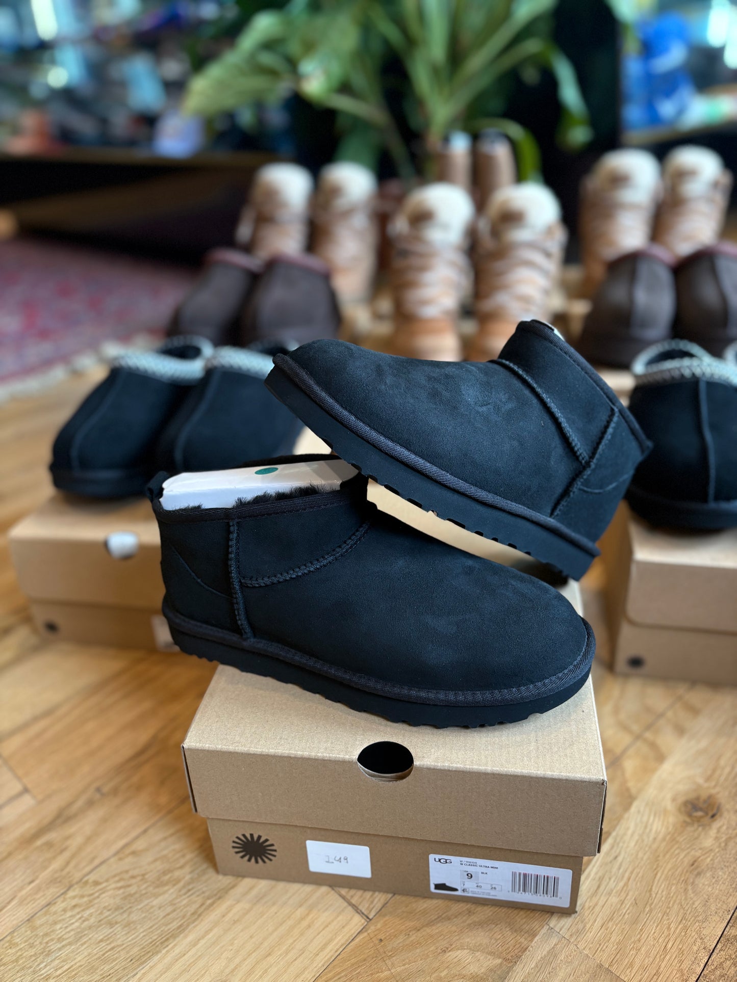 Ugg Classic Ultra Mini Boot Black DS OG Size 9W/7.5M
