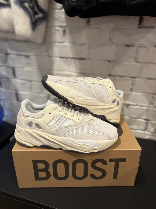 Yeezy 700 Boost Analog DS OG Size 10.5