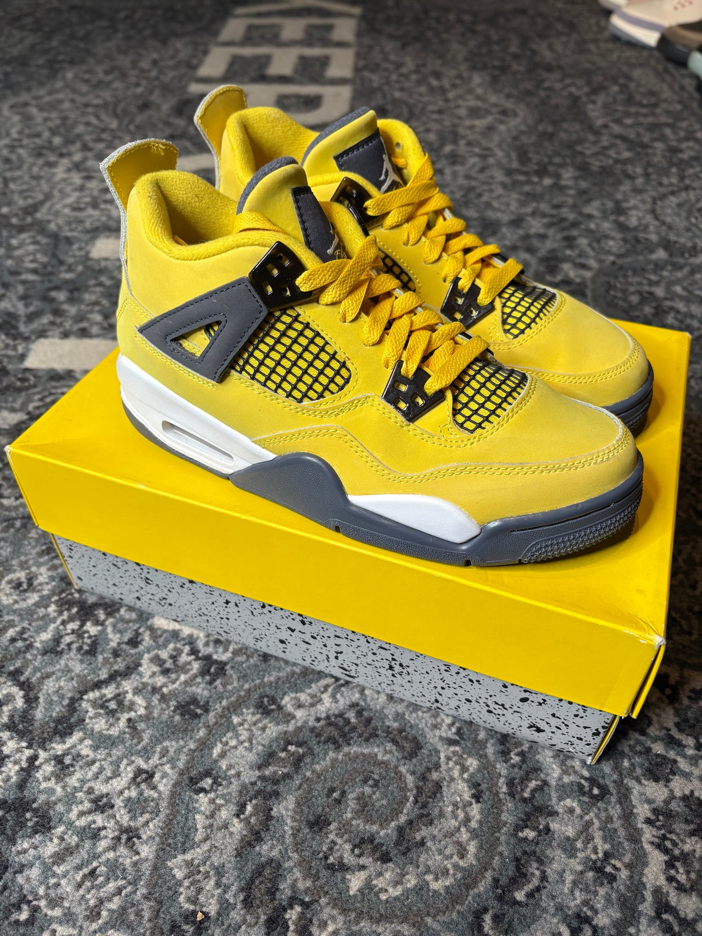 Jordan 4 Retro “Lightning” Clean Og Size 6y