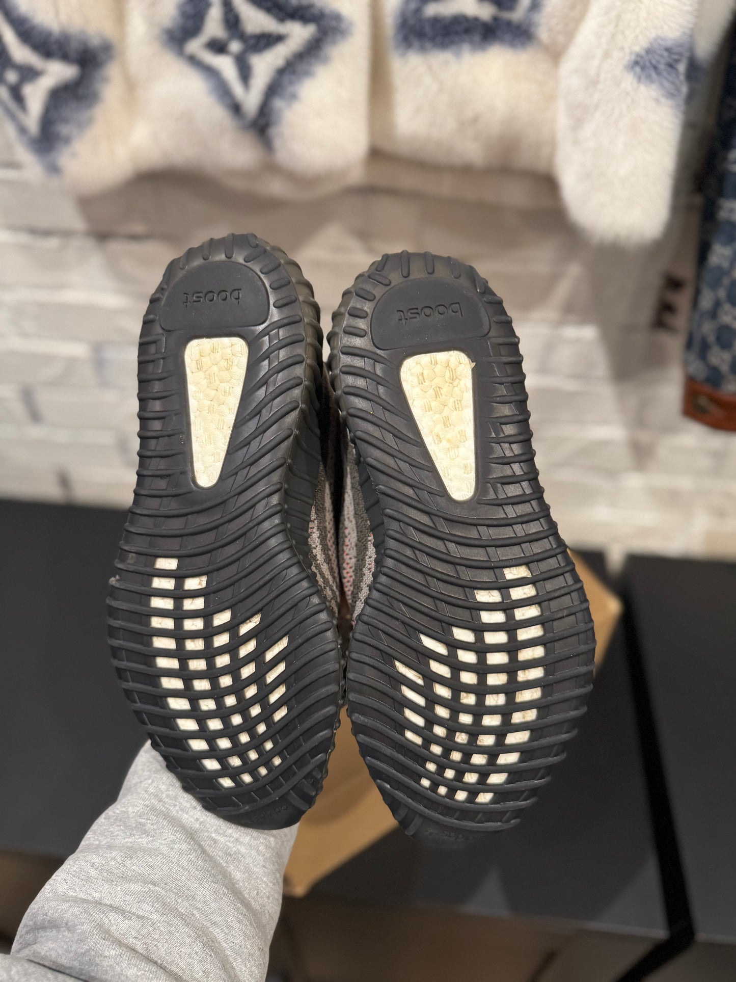 Yeezy 350 Carbon Beluga Size 10