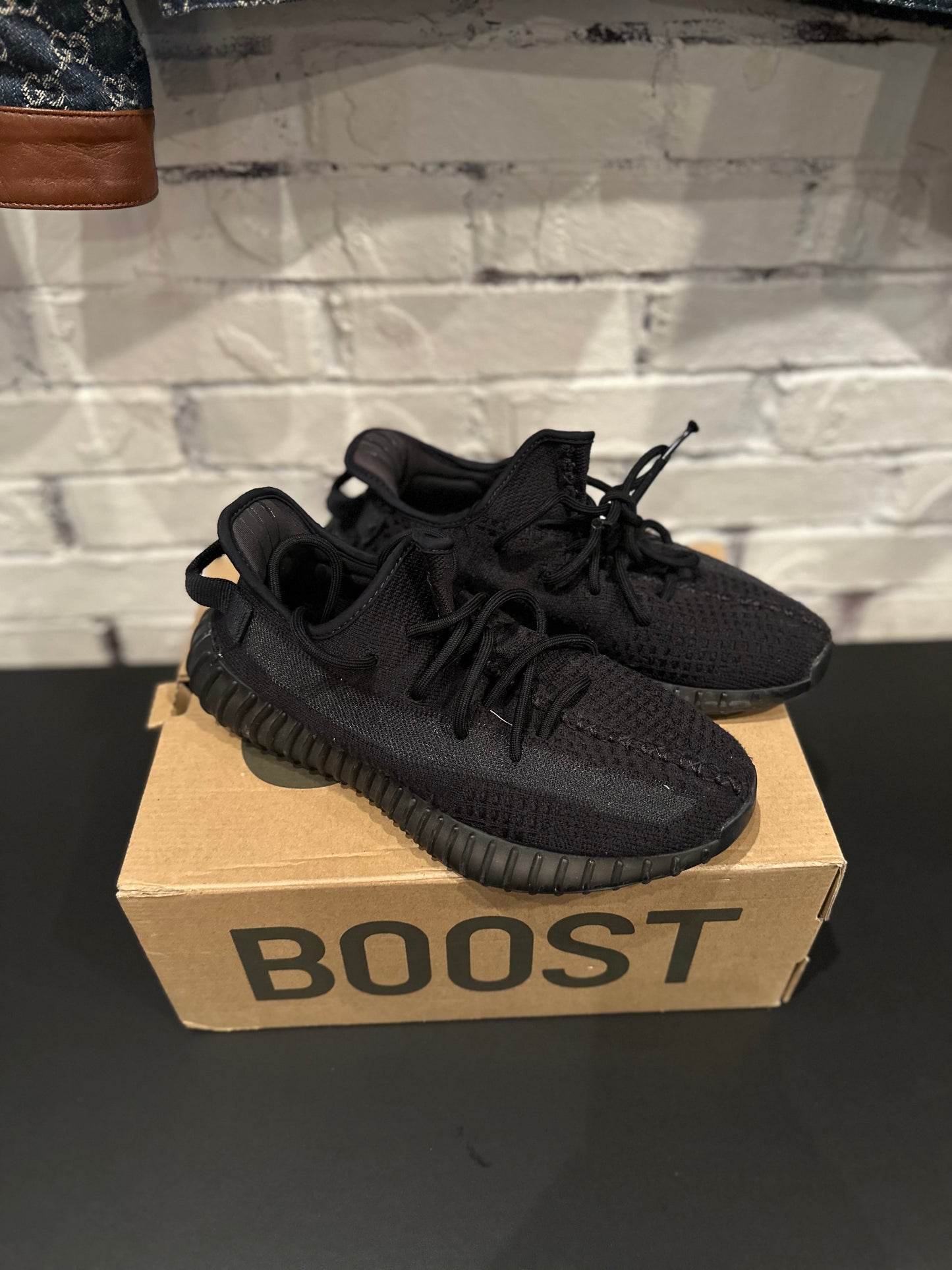 Yeezy Boost 350 V2 Onyx Clean OG Size 7.5