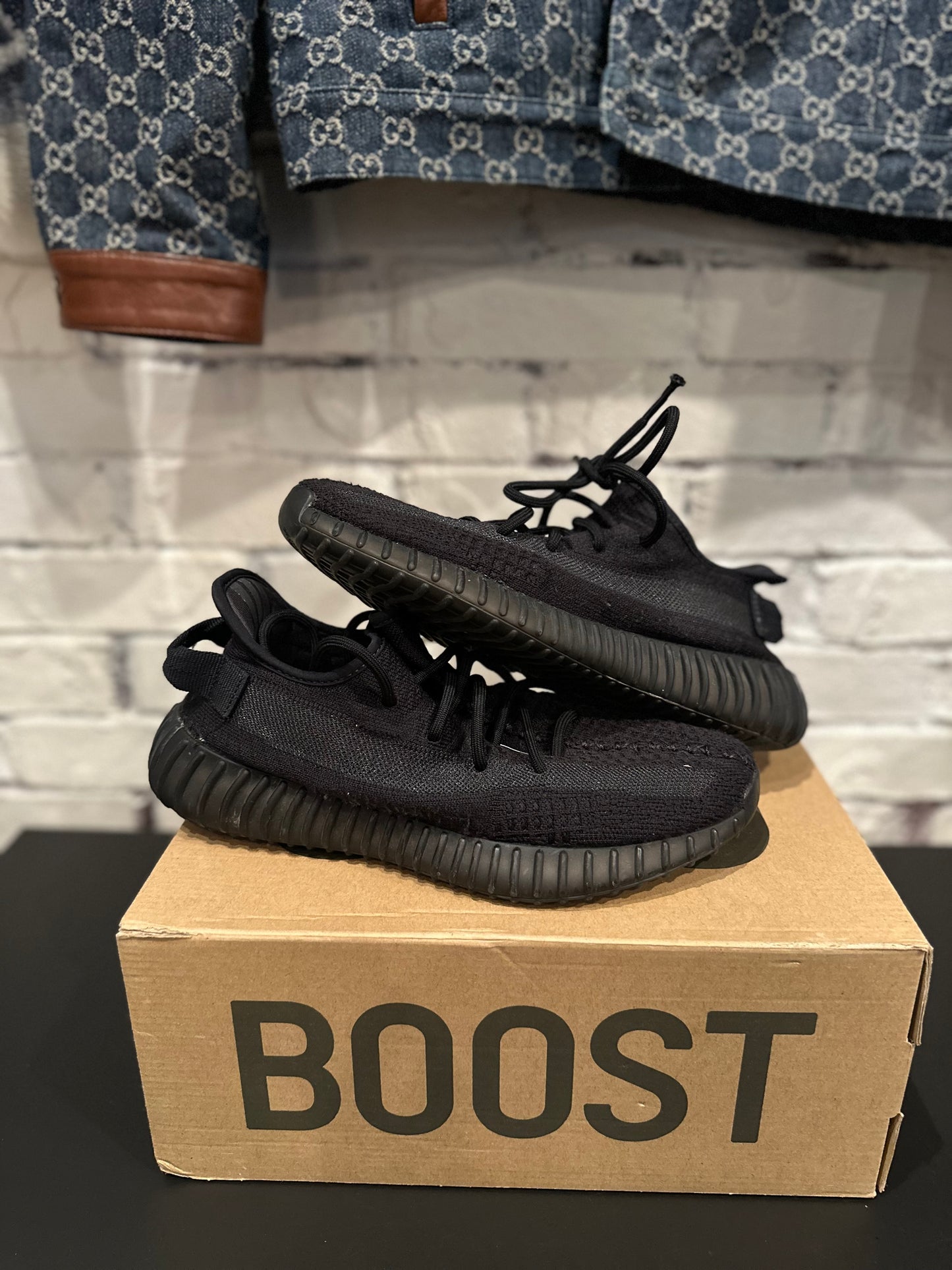 Yeezy Boost 350 V2 Onyx Clean OG Size 7.5