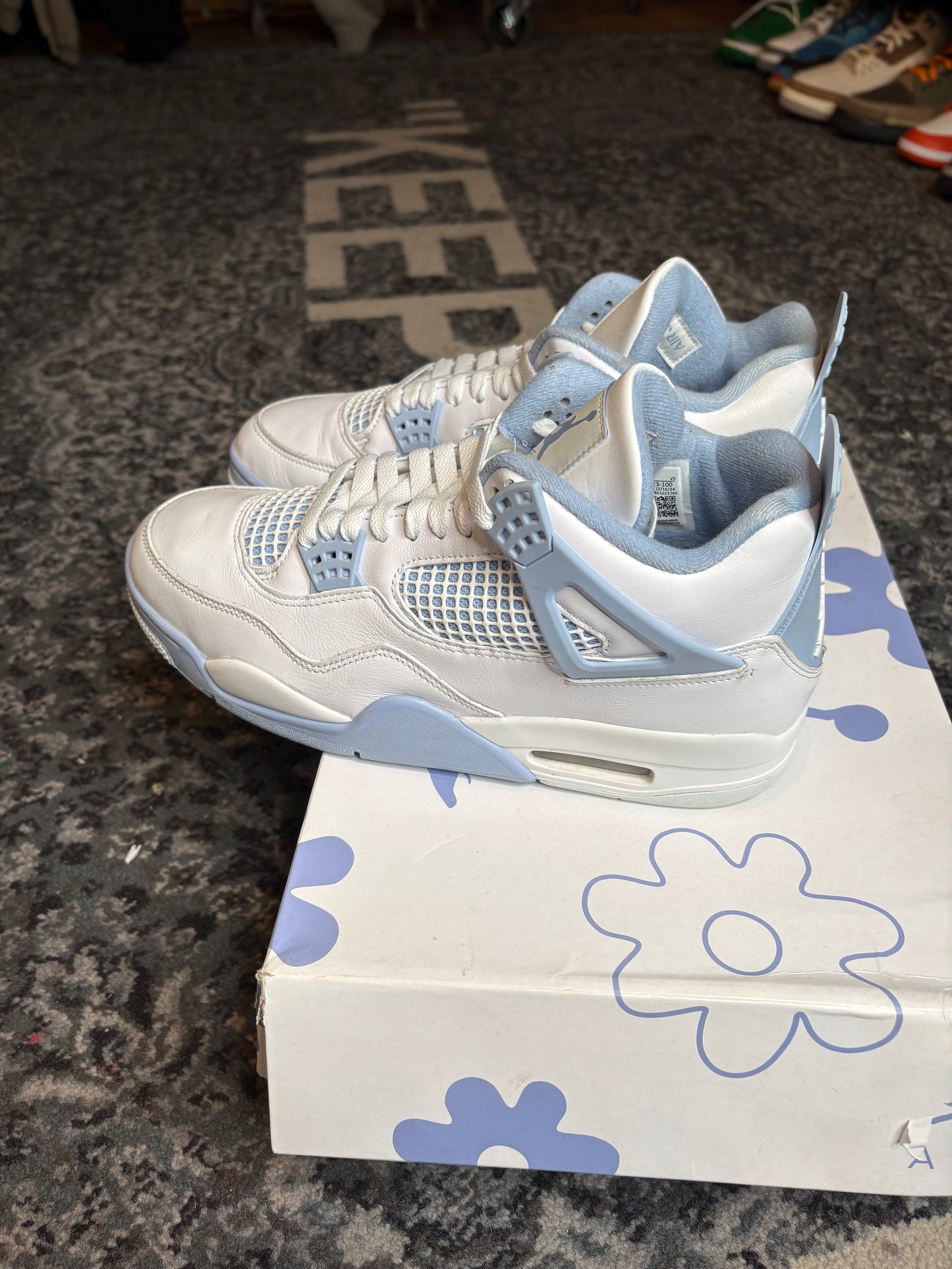 Jordan 4 Retro “Forget Me Not” Clean Og Size 10.5M/12W