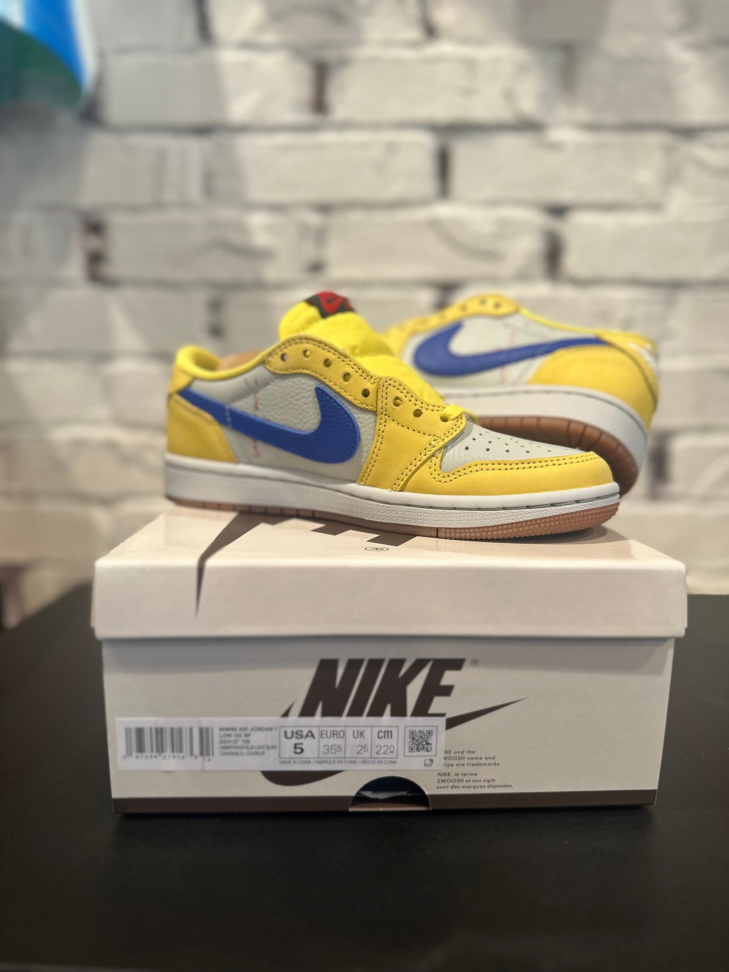 Jordan 1 low Travis Scott Canary Sz 3.5y