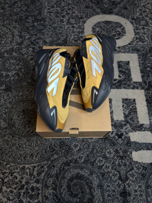 Yeezy 700 MNVN “Honey Flux” Ds Og Size 8