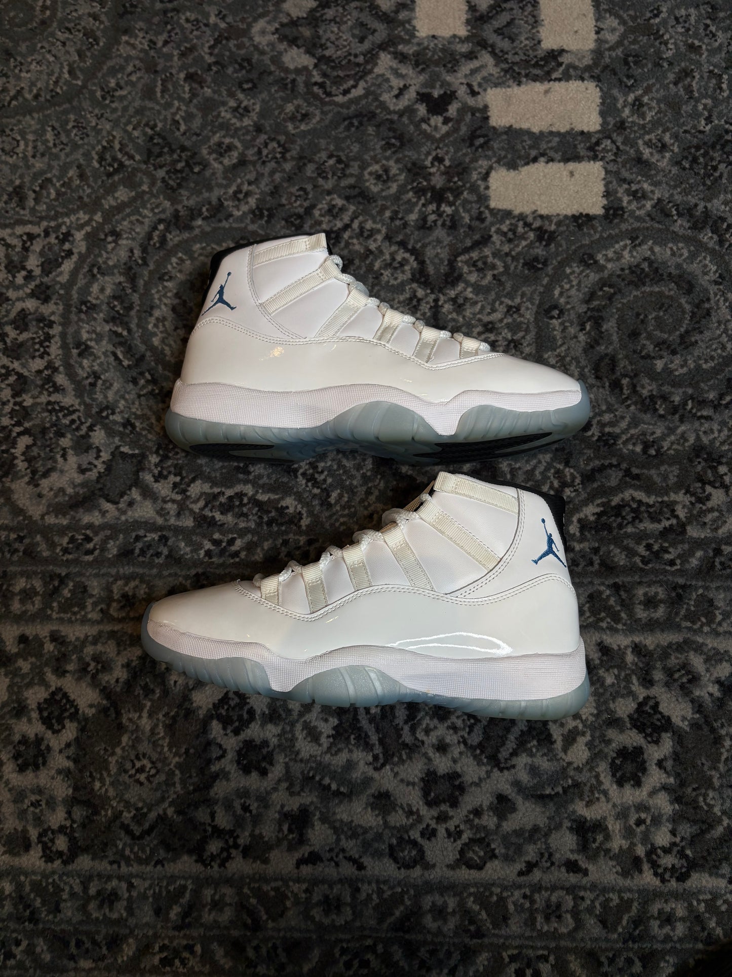 Jordan 11 Retro “Legend Blue” CLEAN OG SIZE 8.5