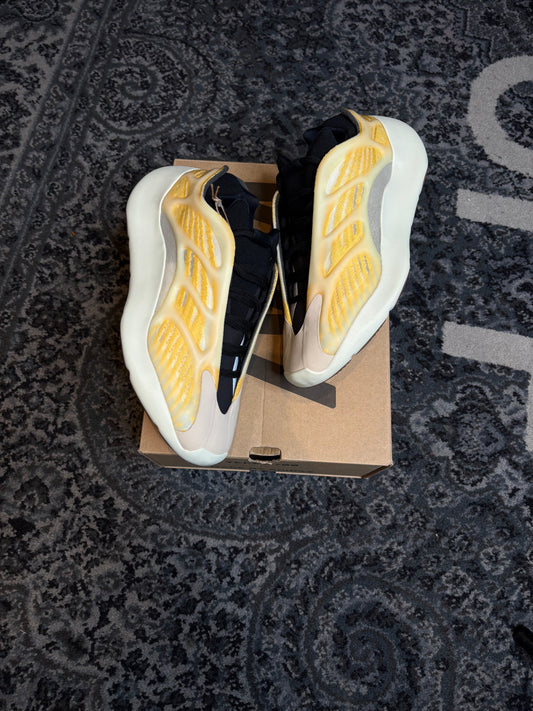Yeezy 700 V3 “Mono Safflower” Ds Og Size 8