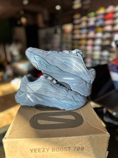 Yeezy 700 Salt Sz. 5