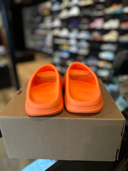 Yeezy Slide Enflame Orange VNDS Size 3Y