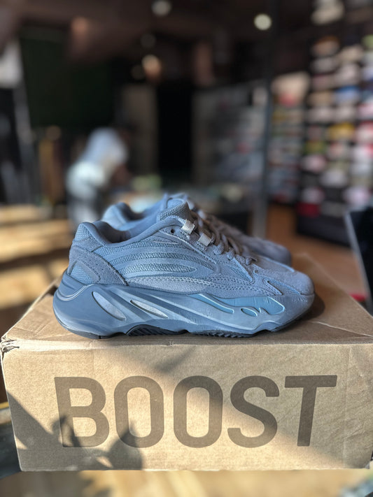 Yeezy 700 Salt Sz. 5