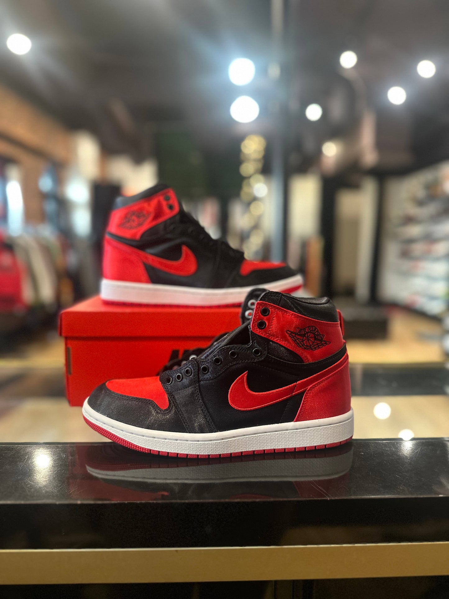 Jordan 1 Satin Bred Sz. 8.5W Brand new OG