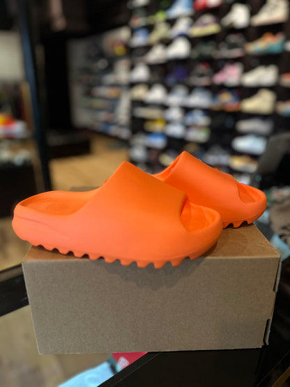 Yeezy Slide Enflame Orange VNDS Size 3Y